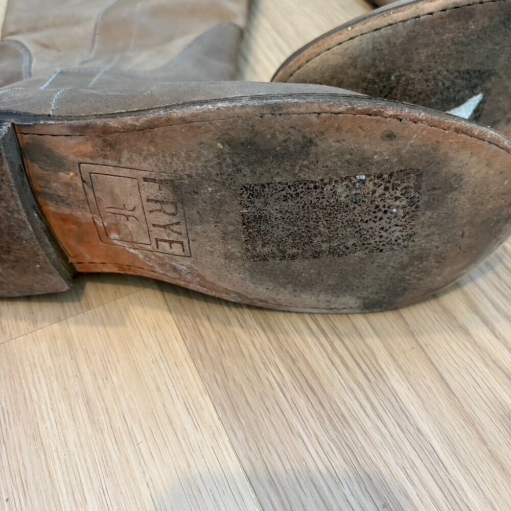 ** FRYE 77534 Paige Tall Boots Sz 5.5 Riding Taupe Leather Motorcycle Distressed - Picture 6 of 10